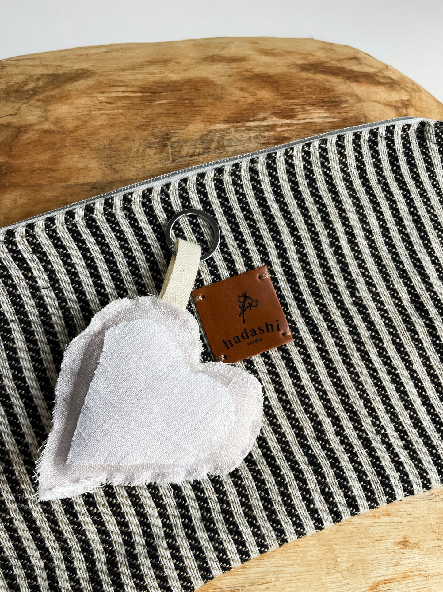 Cosmetic bag: natural thin stripes