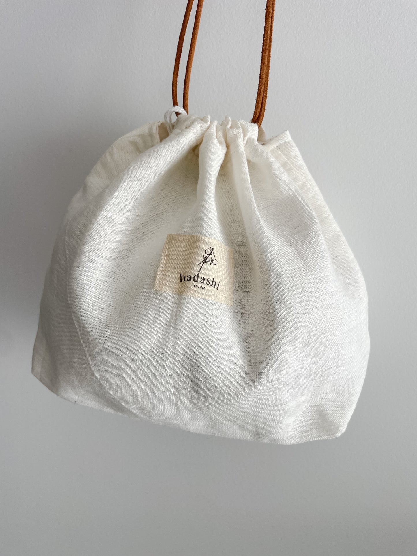 Drawstring bag: Uni - white L with leather cord
