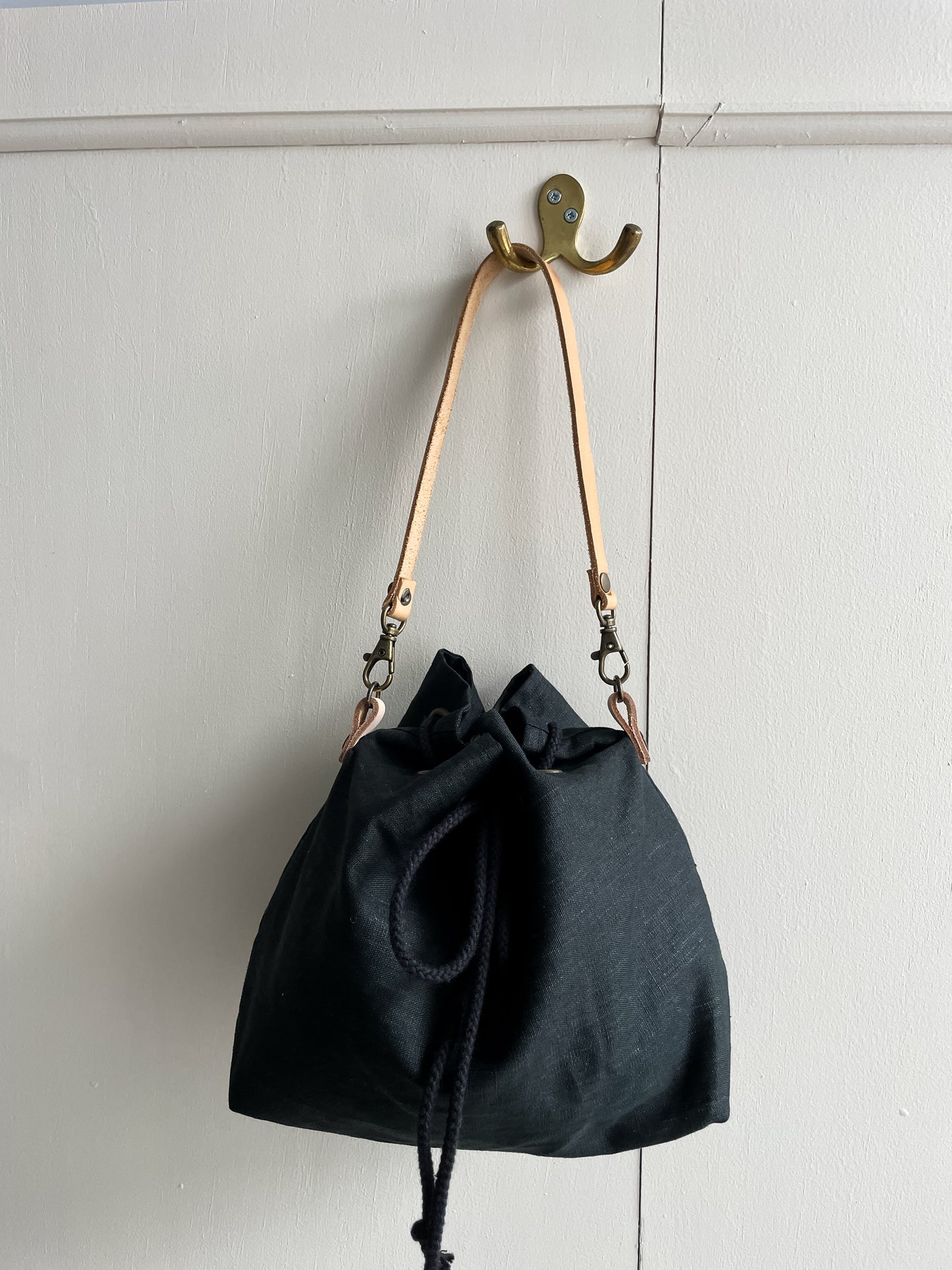 Haná - Handbag/Crossbody bag: Black waxed linen