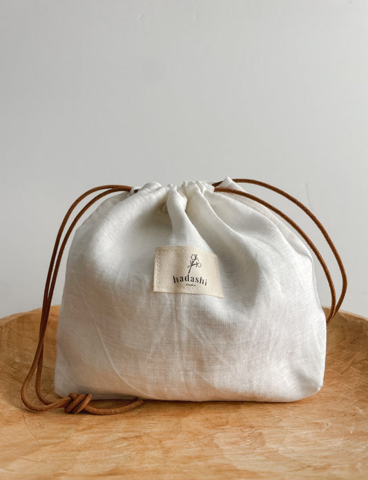 Drawstring bag: Uni - white L with leather cord