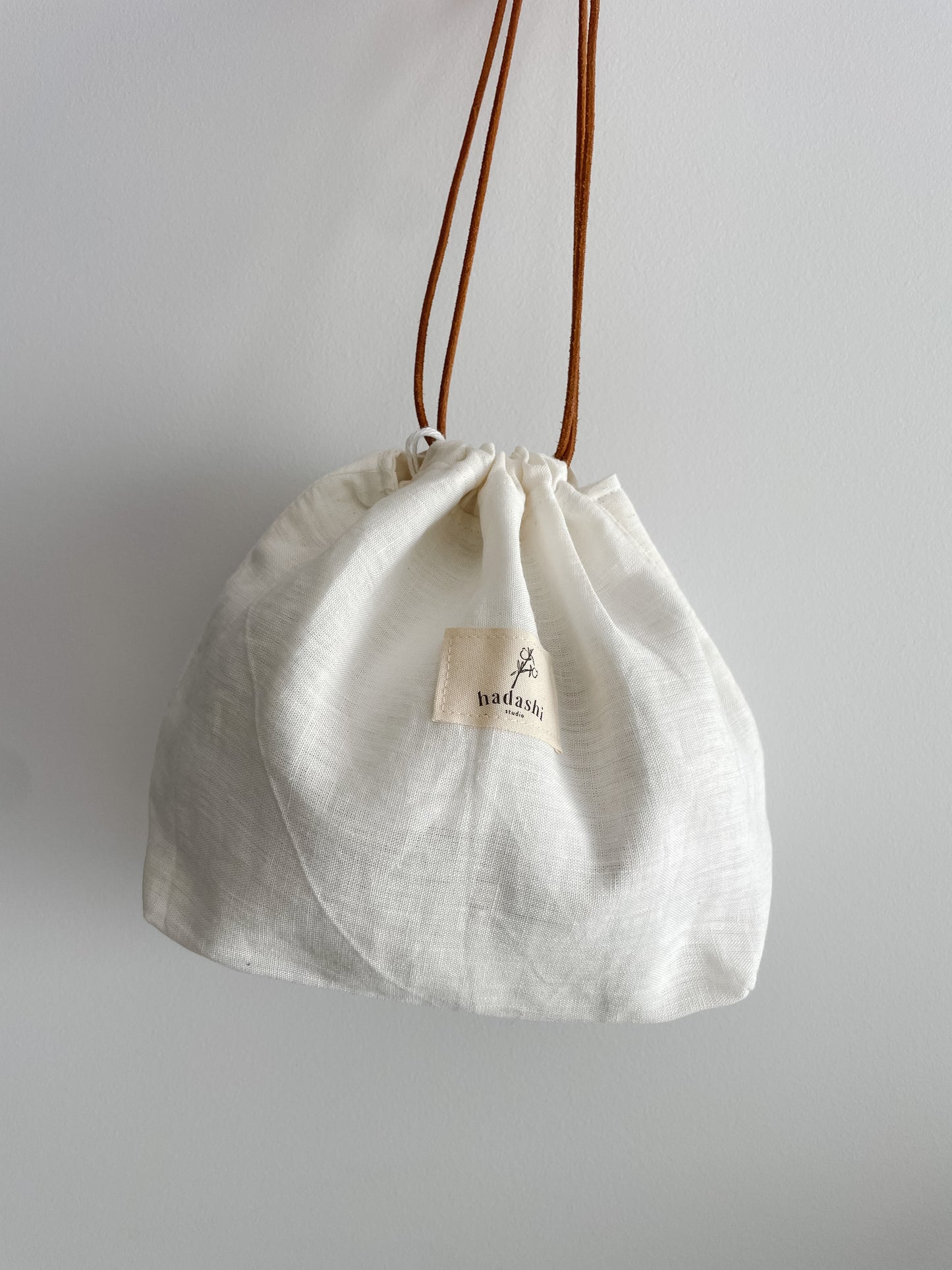 Drawstring bag: Uni - white L with leather cord