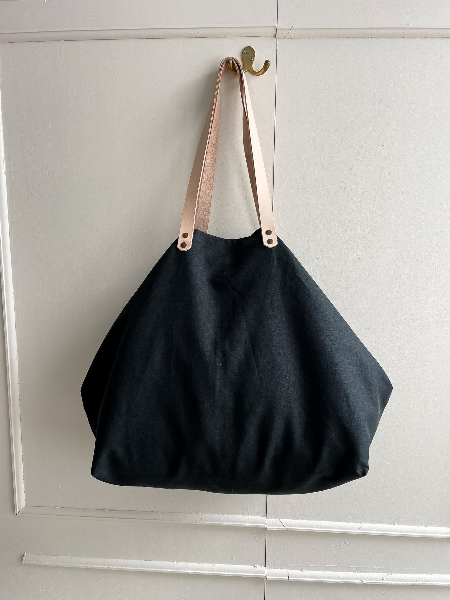 MIDI bag: black waxed linen tote bag with leather handles and closure