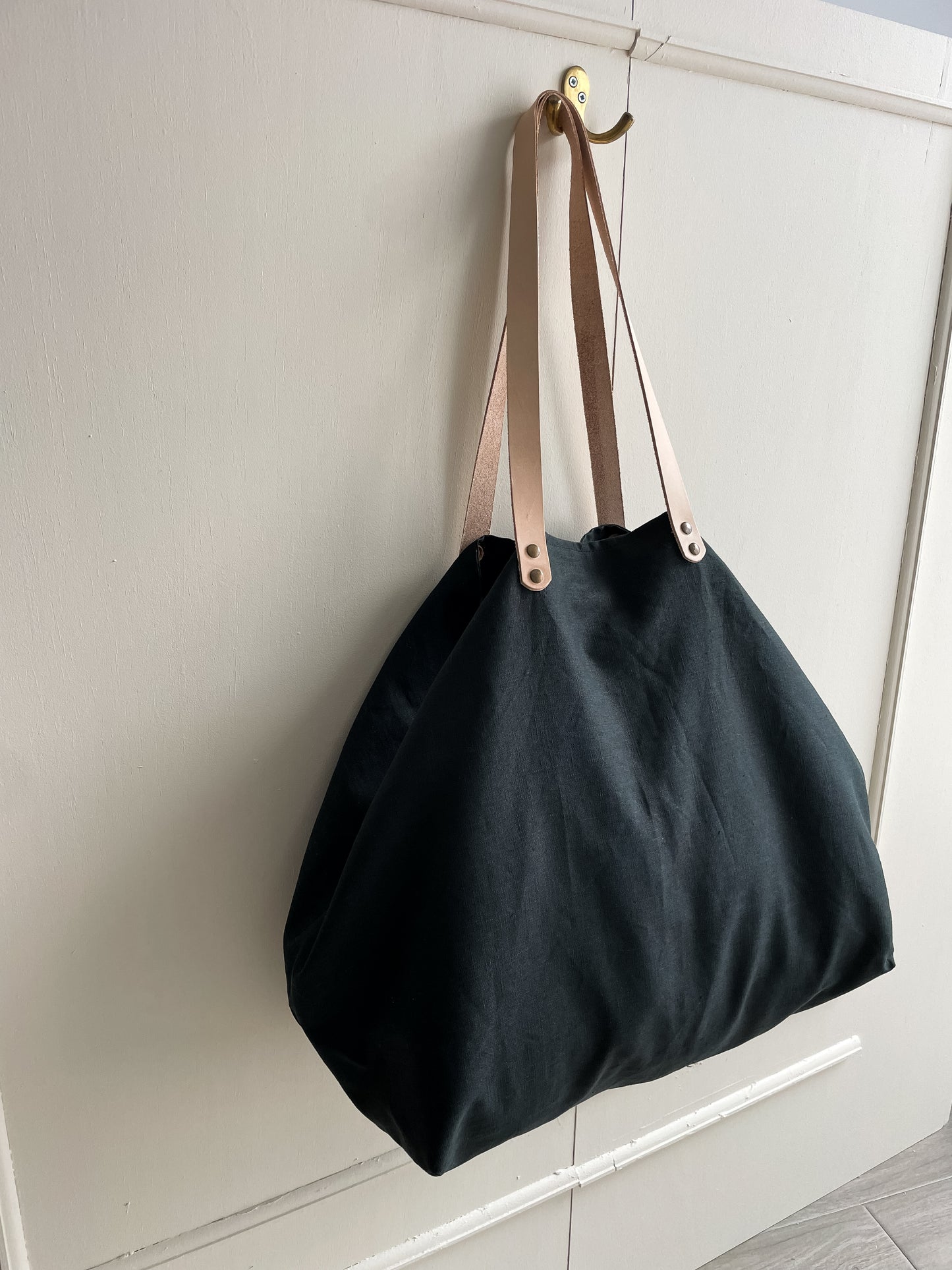 MIDI bag: black waxed linen tote bag with leather handles and closure
