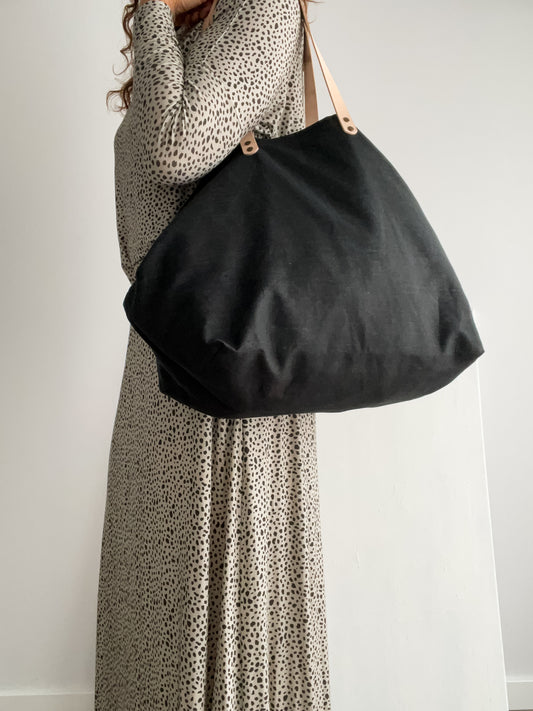 MIDI bag: black waxed linen tote bag with leather handles and closure
