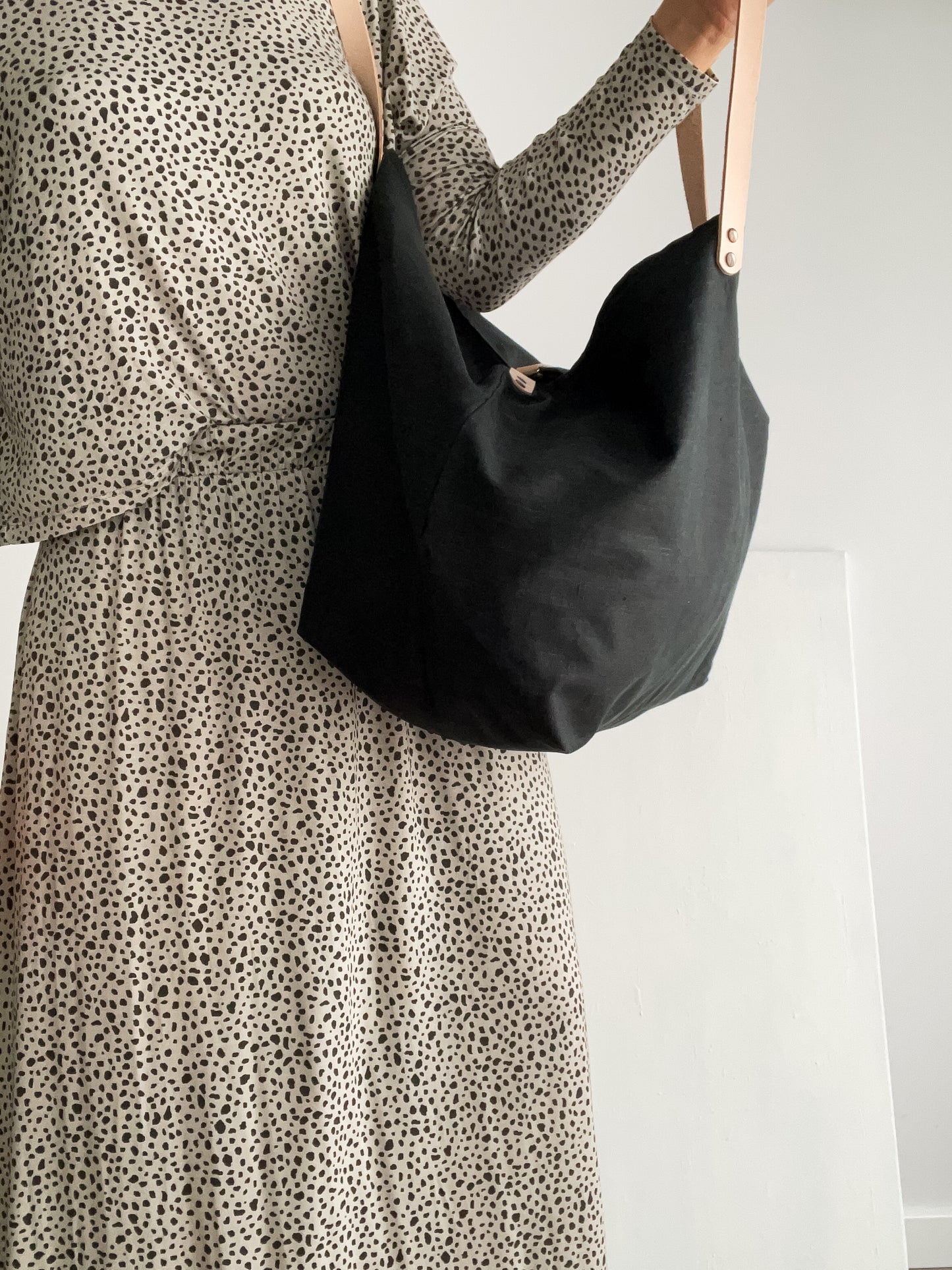 MIDI bag: black waxed linen tote bag with leather handles and closure