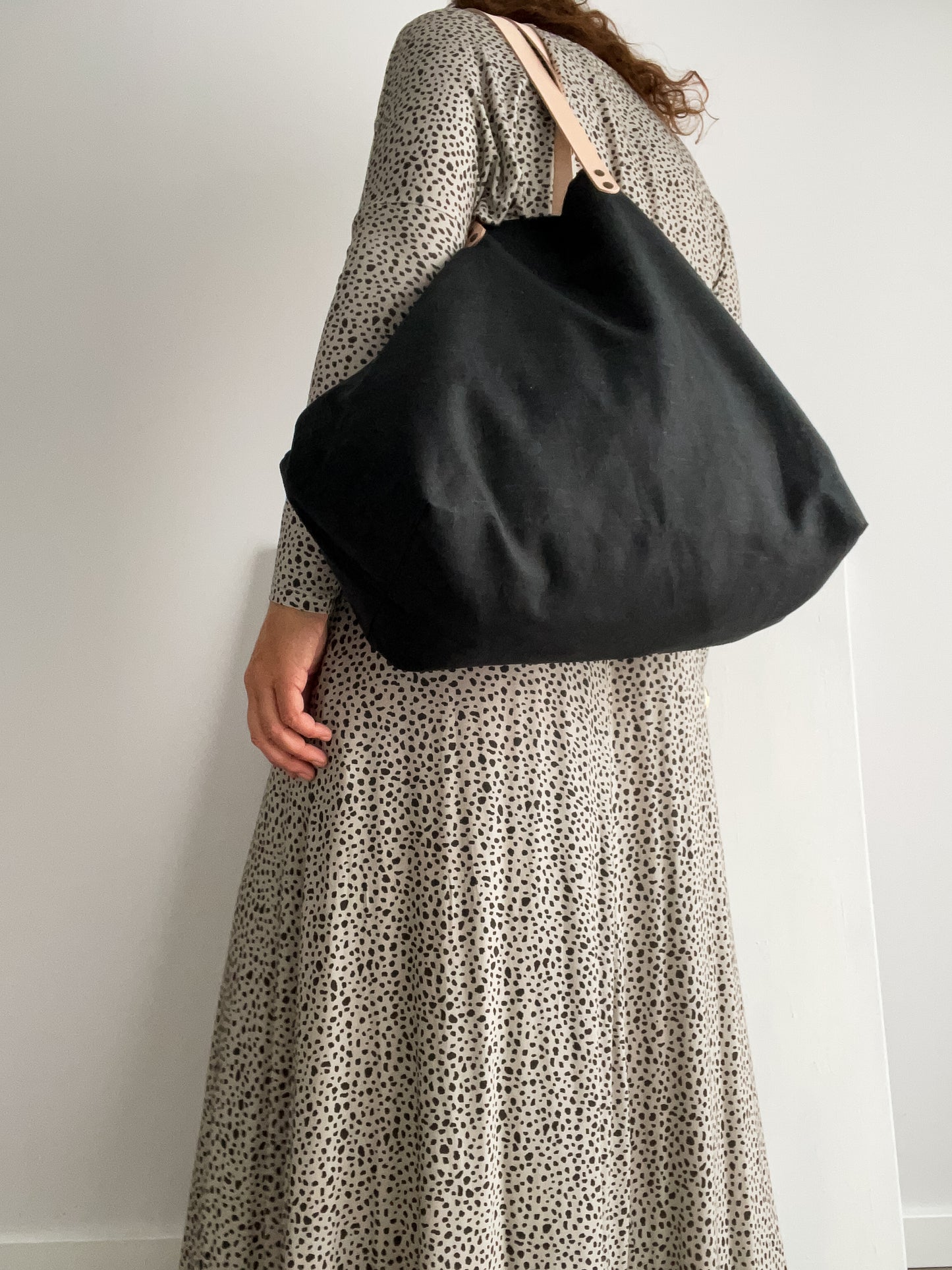 MIDI bag: black waxed linen tote bag with leather handles and closure
