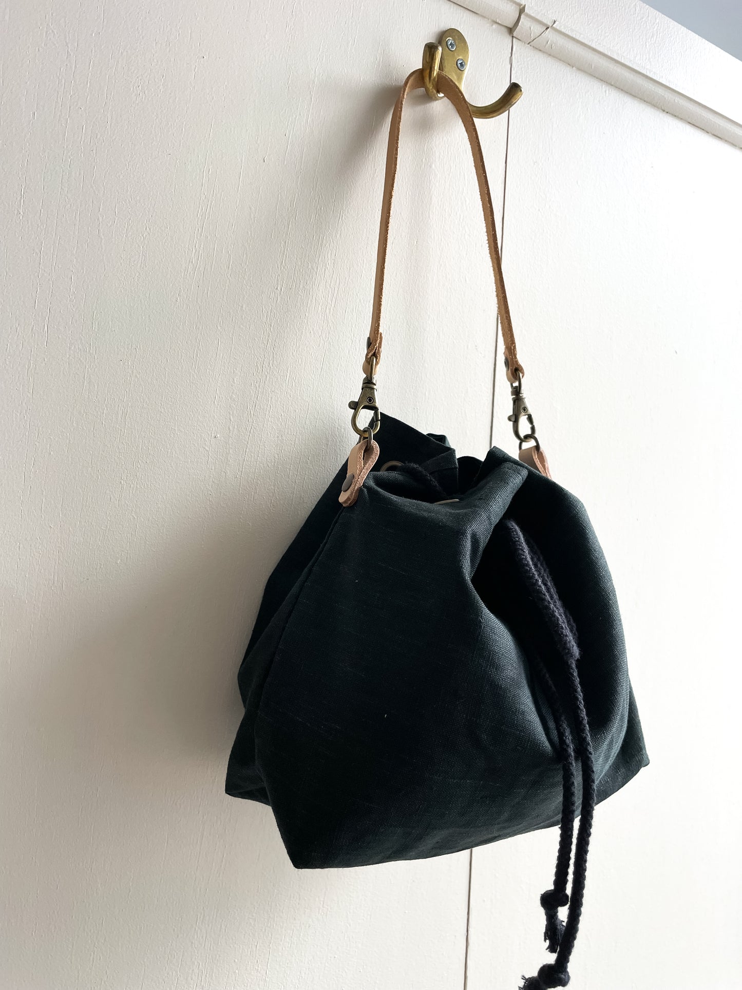 Haná - Handbag/Crossbody bag: Black waxed linen