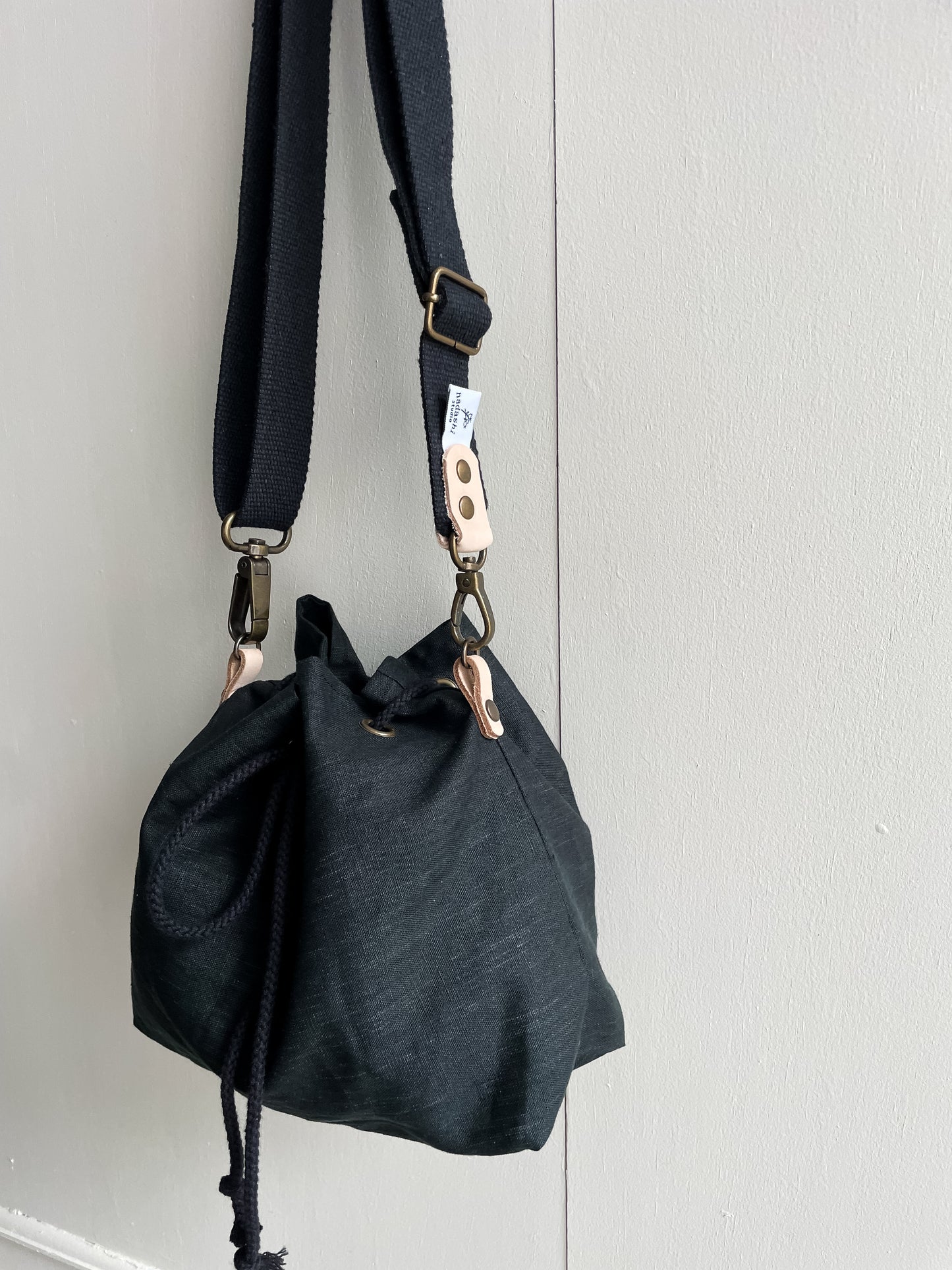 Haná - Handbag/Crossbody bag: Black waxed linen
