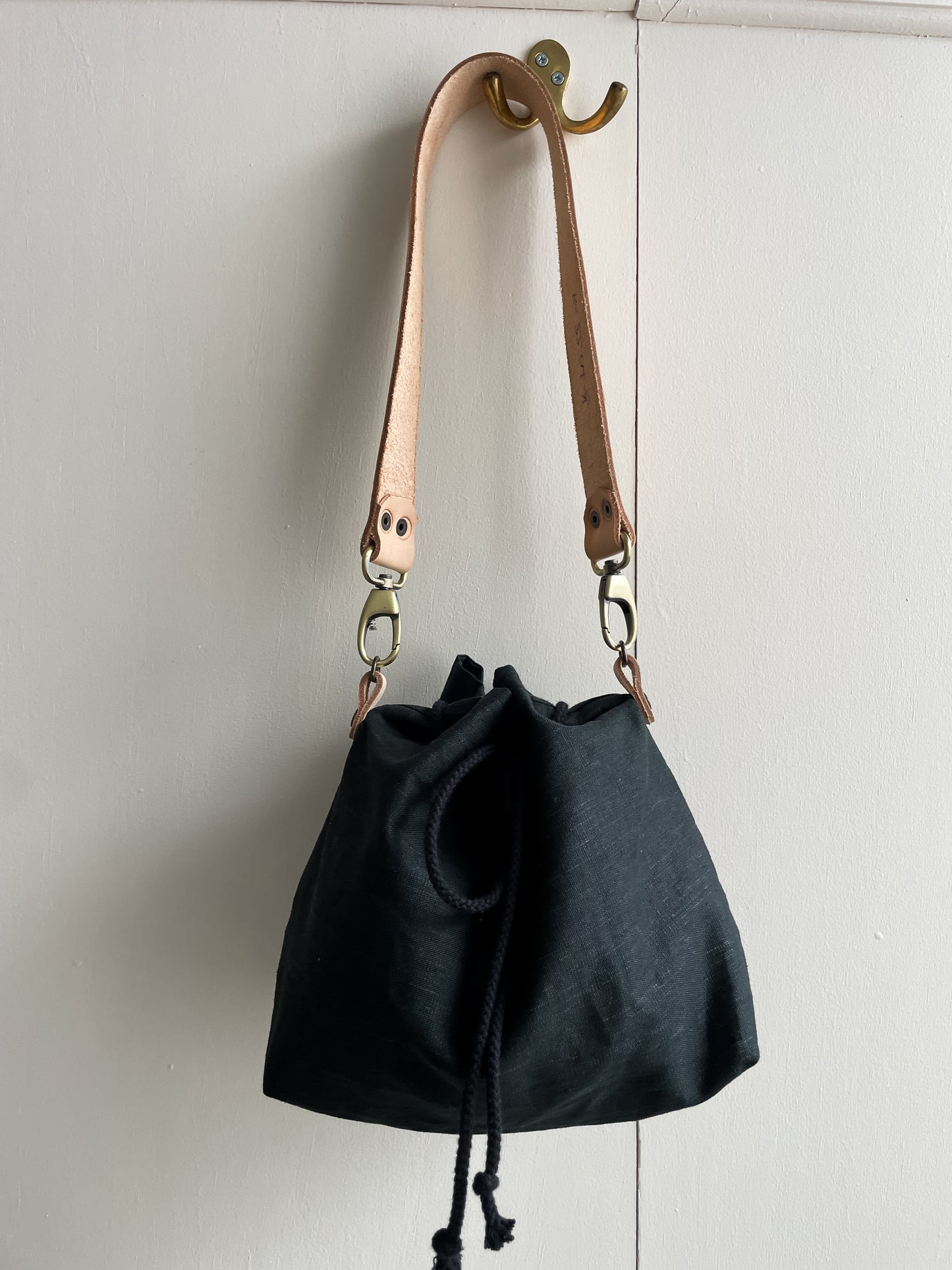 Haná - Handbag/Crossbody bag: Black waxed linen