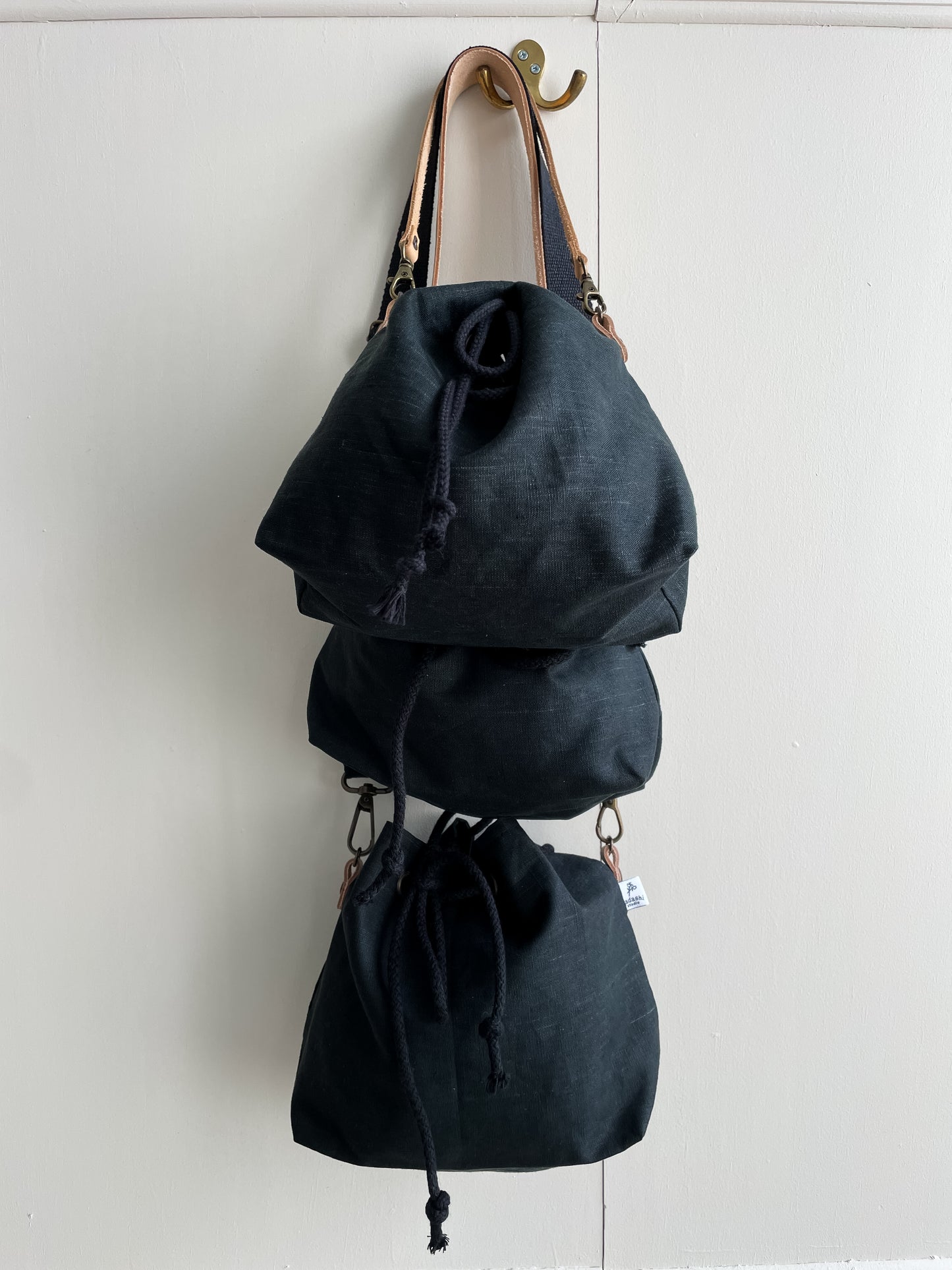 Haná - Handbag/Crossbody bag: Black waxed linen