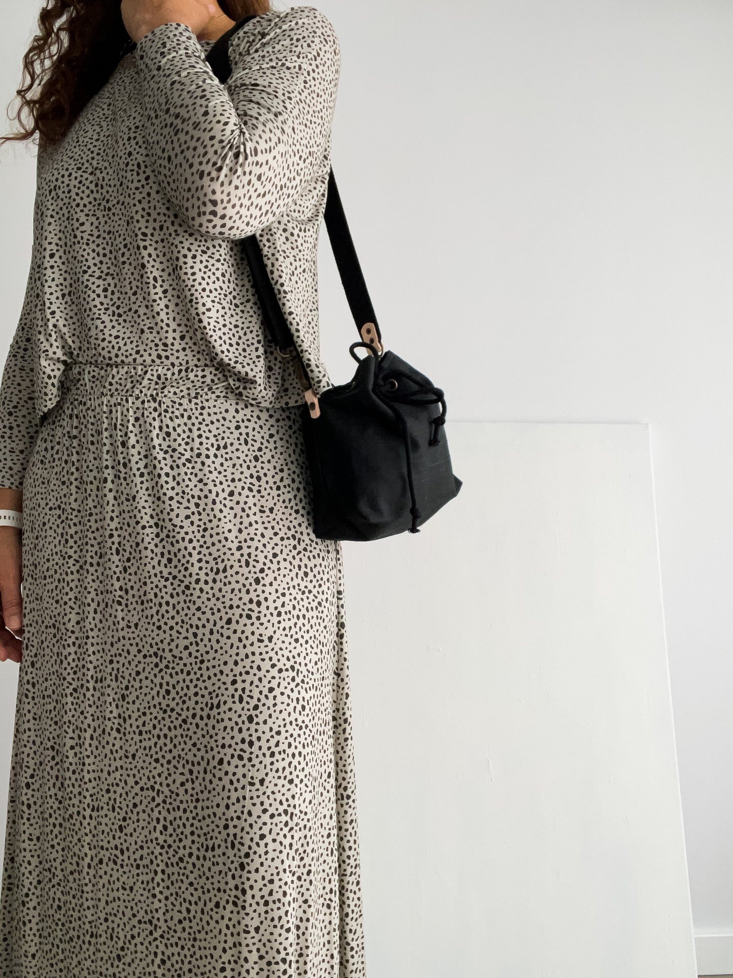 Haná - Handbag/Crossbody bag: Black waxed linen