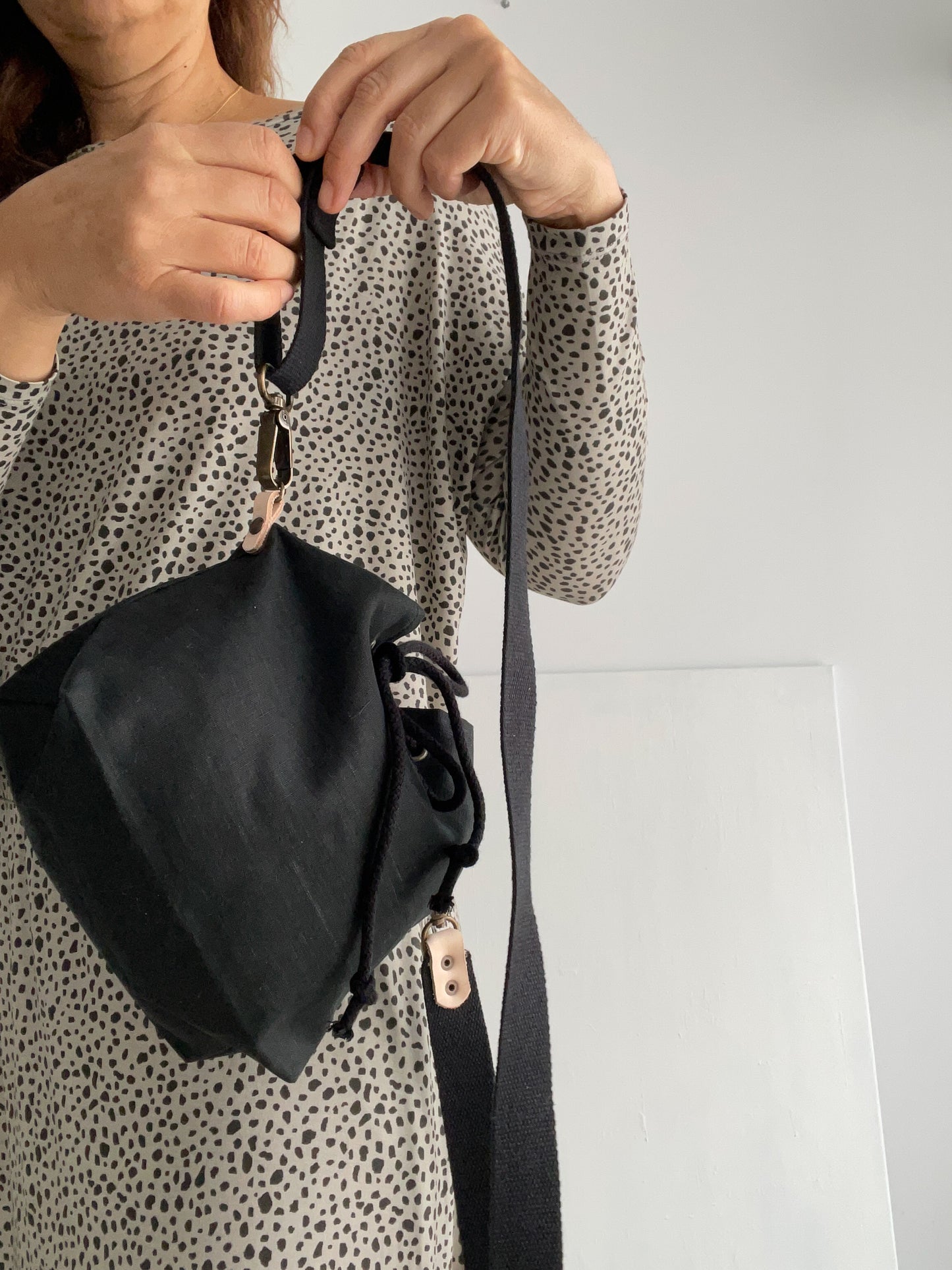 Haná - Handbag/Crossbody bag: Black waxed linen