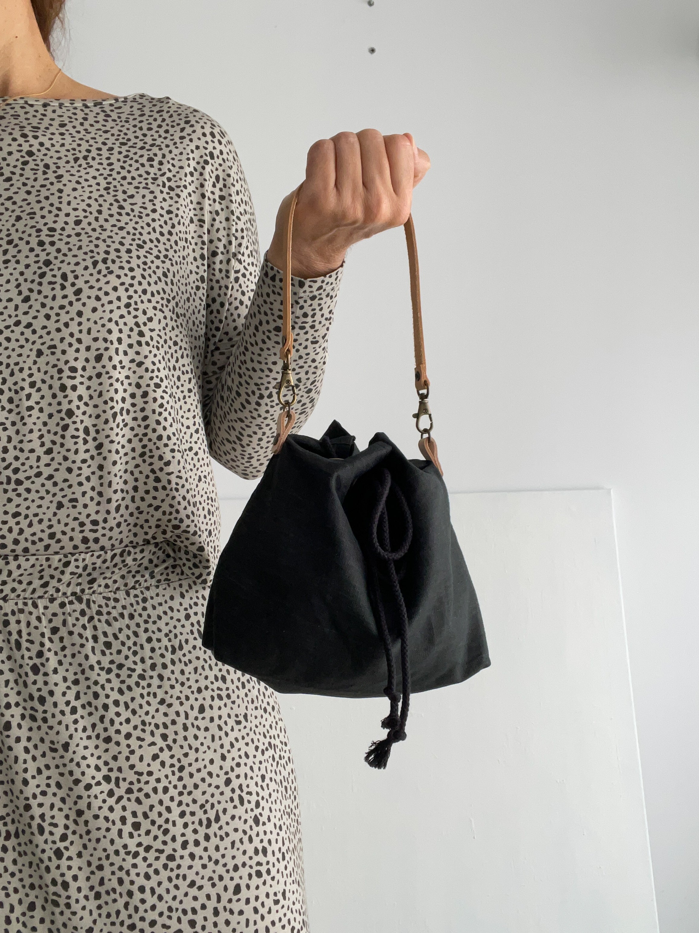 Haná - Handbag/Crossbody bag: Black waxed linen – hadashistudio